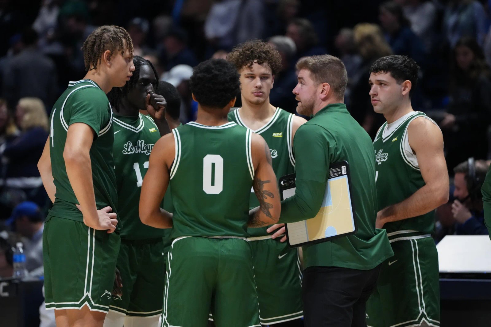 CINCINNATI, OHIO - 6 DE NOVIEMBRE: El entrenador en jefe de Le Moyne Dolphins, Nat Champion, con el equipo durante la primera mitad contra los Xavier Musketeers en el Cintas Center el 6 de noviembre de 2025 en Cincinnati, Ohio. (Foto de Dylan Buell/Getty Images)
