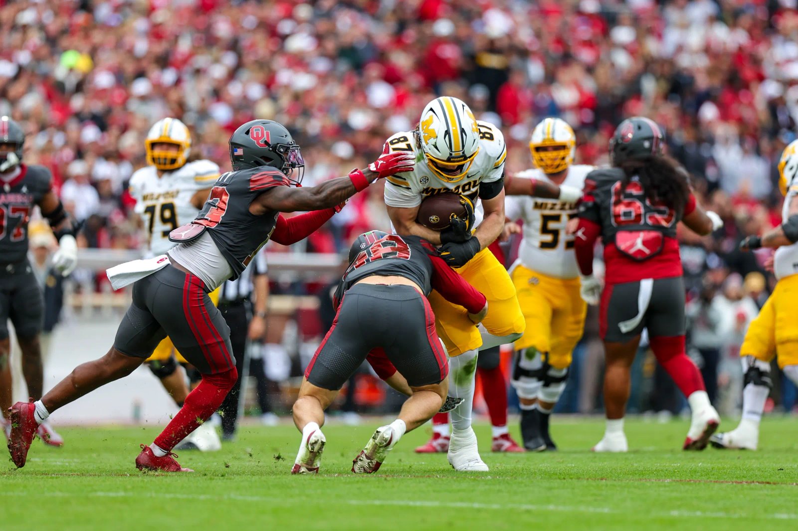 NORMAN, OK - 22 DE NOVIEMBRE: El ala cerrada de los Tigres de Missouri, Brett Norfleet (87), se enfrenta al apoyador de los Sooners de Oklahoma, Wayne Heineke (38), durante el partido de fútbol universitario entre los Sooners de Oklahoma y los Tigres de Missouri el 22 de noviembre de 2025 en Norman Medium Family. ok (Foto de Chad Hamilton/ICON Sportswear vía Getty Images)