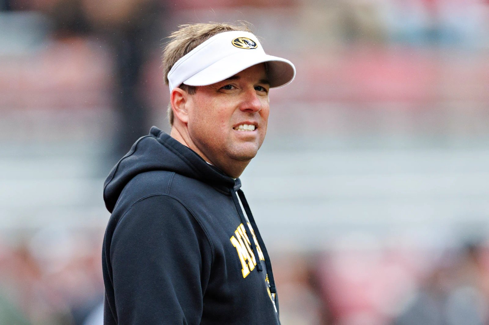 FAYETTEVILLE, ARKANSAS - 29 DE NOVIEMBRE: Eli Drinkwitz, entrenador en jefe de los Missouri Tigers, antes del partido contra los Arkansas Razorbacks en el estadio Donald W. Reynolds Razorback el 29 de noviembre de 2025 en Fayetteville, Arkansas. Los Tigres derrotaron a los Razorbacks 31-17. (Foto de Wesley Hitt/Getty Images)