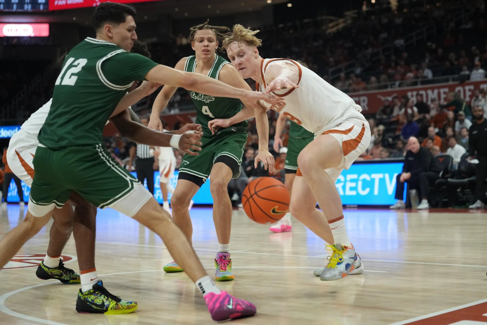 AUSTIN, TEXAS – 16 DE DICIEMBRE: Matas Vokititis #8 de los Texas Longhorns alcanza un balón suelto contra Shiloh Jackson #4 de los Lemoine Dolphins el 16 de diciembre de 2025 en el Moody Center en Austin, Texas. (Foto de Scott Wachter/Getty Images)