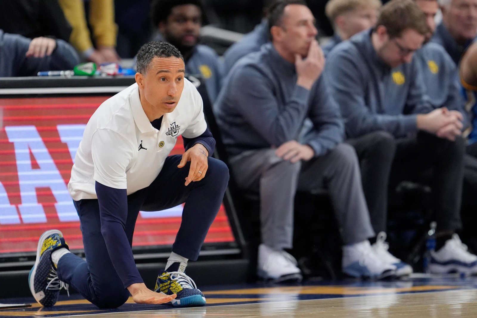 MILWAUKEE, WISCONSIN - 7 DE MARZO: El entrenador en jefe de Marquette Golden Eagles, Shaka Smart, observa durante la primera mitad contra los Connecticut Huskies en FiServ Forum el 7 de marzo de 2026 en Milwaukee, Wisconsin. (Foto de Patrick McDermott/Getty Images)