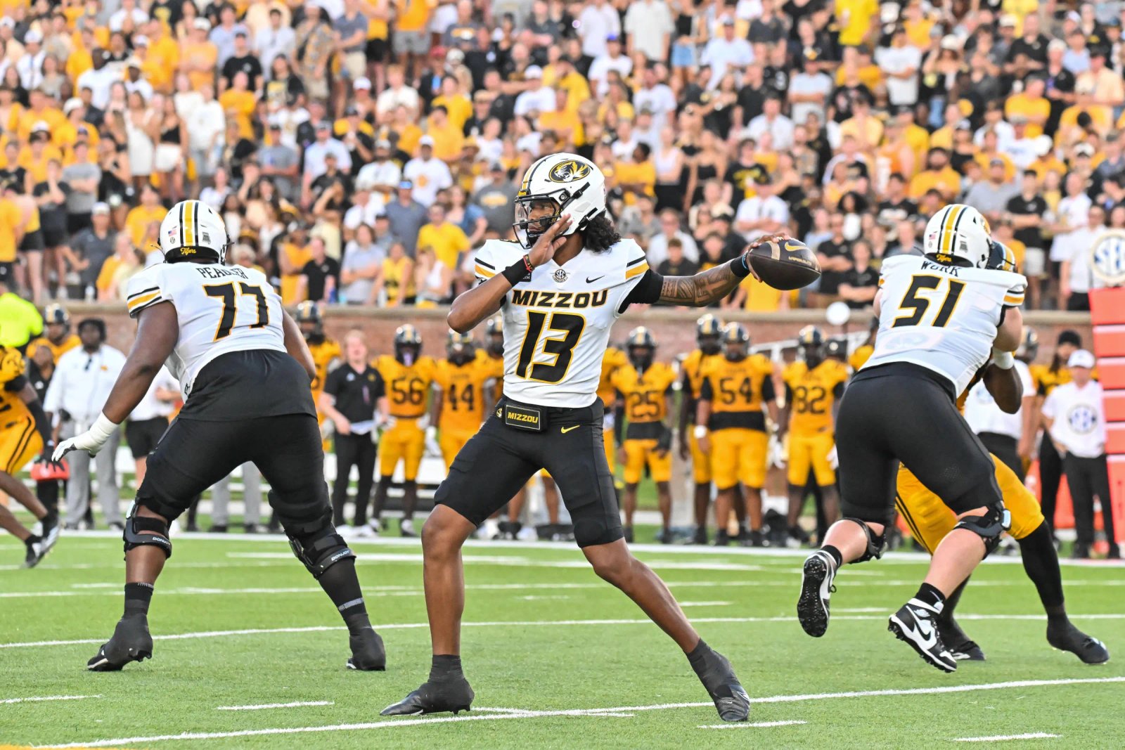 COLUMBIA, MO – 3 DE SEPTIEMBRE: El mariscal de campo de los Tigres de Missouri, Austin Simmons (13), lanza un pase completamente asegurado en el bolsillo durante un juego fuera de la conferencia entre los Golden Lions de Arkansas Pine Bluff y los Tigres de Missouri en el Faurot Stadium Field el jueves 3 de septiembre de 2026. (Foto de Rick Ulrich/ICON Sportswear a través de Getty Images)