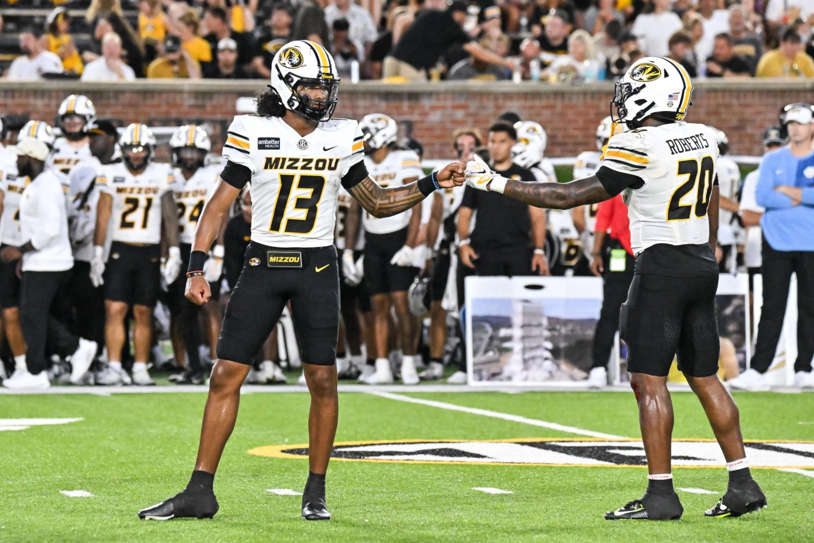 COLUMBIA, MO – 3 DE SEPTIEMBRE: El mariscal de campo de los Tigres de Missouri Austin Simmons (13) empuja al corredor de los Tigres de Missouri Jamal Roberts (20) durante un juego fuera de conferencia entre los Leones Dorados de Arkansas Pine Bluff y los Tigres de Missouri el 3 de septiembre de 2018 en Fa20d, Missouri. Columbia MO. (Foto de Rick Ulrich/ICON Sportswear vía Getty Images)