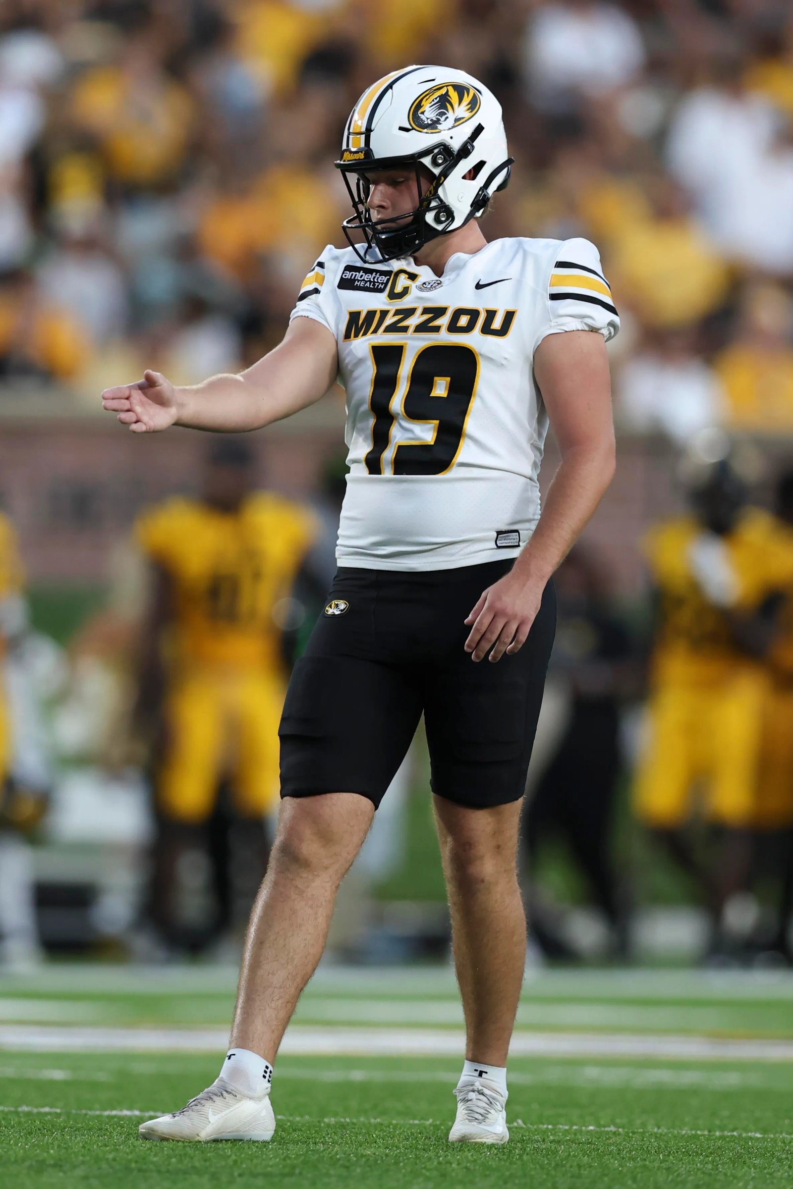 COLUMBIA, MO – 3 DE SEPTIEMBRE: Blake Craig # 19 de los Tigres de Missouri ejecuta una patada en el primer cuarto de un partido de fútbol americano universitario entre los Golden Lions de Arkansas-Pine Bluff y los Tigres de Missouri en el Memorial Stadium de Columbia el 3 de septiembre de 2026. (Foto de Scott Winters/ICON Sportswear a través de Getty Images)