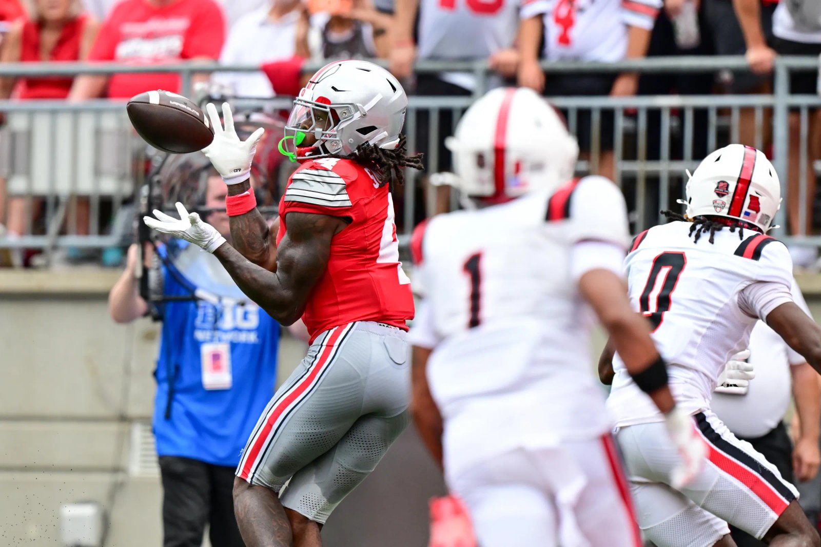 COLUMBUS, OHIO – 5 DE SEPTIEMBRE: Jeremiah Smith # 4 de los Ohio State Buckeyes atrapa un pase en el segundo cuarto contra los Ball State Cardinals en el estadio de Ohio el 5 de septiembre de 2026 en Columbus, Ohio. (Foto de Nick Cammett/Getty Images)