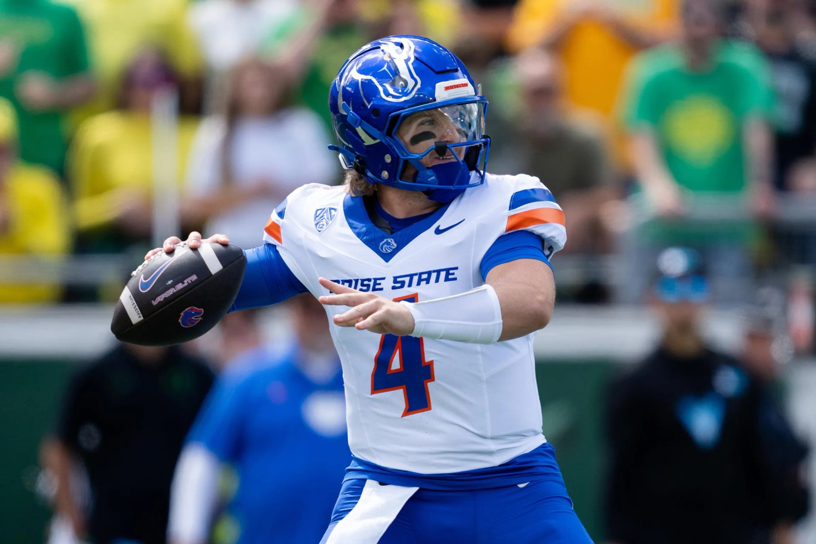 EUGENE, OREGON - 5 DE SEPTIEMBRE: El mariscal de campo de los Boise State Broncos, Maddux Madsen # 4, se prepara para lanzar el balón durante la primera mitad del juego contra los Oregon Ducks el 5 de septiembre de 2026 en el estadio Autzen en Oregon, Oregon. (Foto de Ali Gradisher/Getty Images)