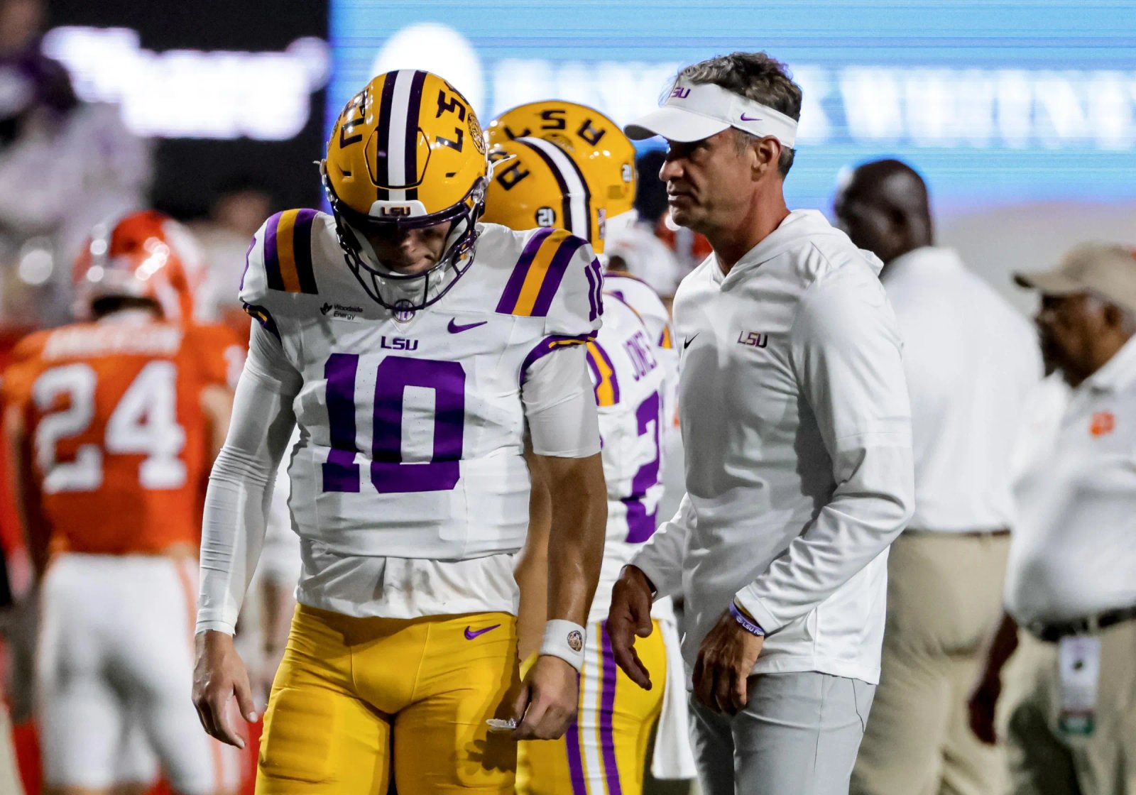 BATON ROUGE, LA – 5 DE SEPTIEMBRE: Sam Levitt # 10 de los LSU Tigers habla con el entrenador en jefe Lane Kiffin antes de un partido contra los Clemson Tigers en el Tiger Stadium el 5 de septiembre de 2026 en Baton Rouge, Louisiana. (Foto de Derrick Hingle/ICON Sportswear vía Getty Images)