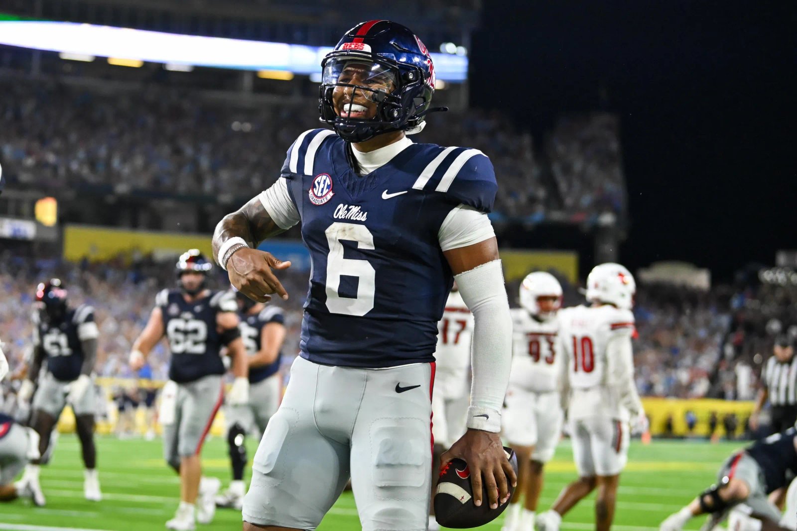 NASHVILLE, TENNESSEE – 6 DE SEPTIEMBRE: Trinidad Chambliss # 6 de Ole Miss Rebels celebra un touchdown contra los Louisville Cardinals en la segunda mitad durante el inicio de Music City en el Estadio Nissan el 6 de septiembre de 2026 en Nashville, Tennessee. (Foto de Carly Macler/Getty Images)