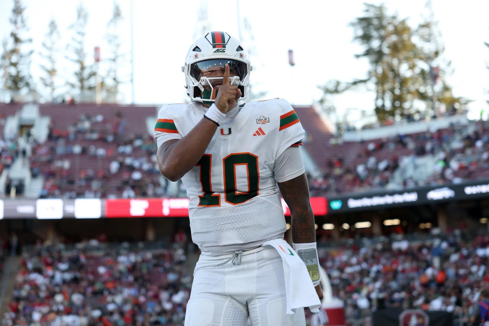 STANFORD, CALIFORNIA – 4 DE SEPTIEMBRE: Darian Mensah # 10 de los Hurricanes de Miami (FL) reacciona después de que Miami anota su segundo touchdown contra el Cardenal de Stanford en la primera mitad el 4 de septiembre de 2026 en el Estadio Stanford en Stanford, California. (Foto: Ezra Shaw/Getty Images)