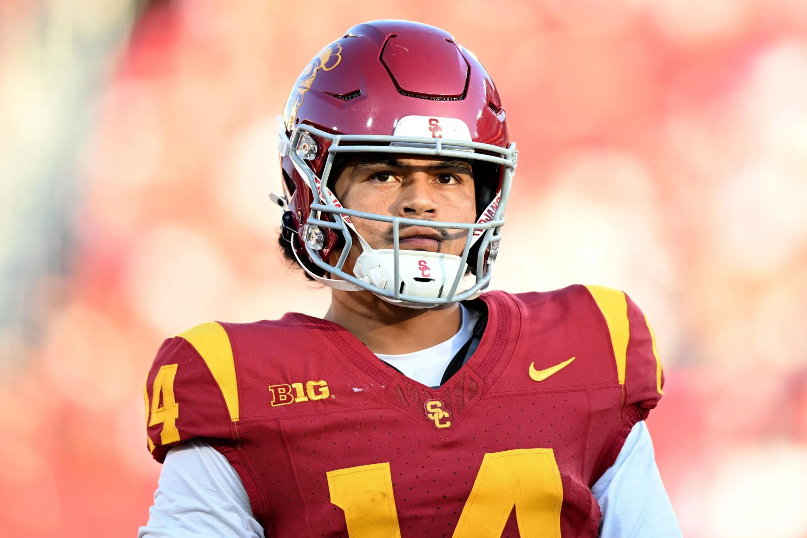 LOS ÁNGELES, CALIFORNIA - 4 DE SEPTIEMBRE: Jayden Maiava # 14 de los Trojans de USC mira durante el primer cuarto contra los Bulldogs del estado de Fresno en Los Angeles Memorial Coliseum el 4 de septiembre de 2026 en Los Ángeles, California. (Foto de Griffin C. Hooper/Getty Images)