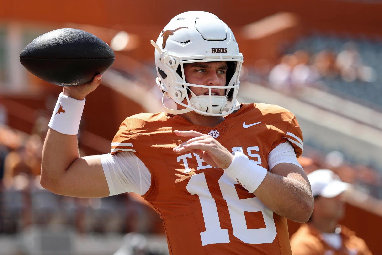 AUSTIN, TEXAS - 5 DE SEPTIEMBRE: Arch Manning # 16 de los Texas Longhorns se prepara antes del partido contra los Texas State Bobcats en el Darrell Kay Royal-Texas Memorial Stadium el 5 de septiembre de 2026 en Austin, Texas. (Foto de Tim Warner/Getty Images)