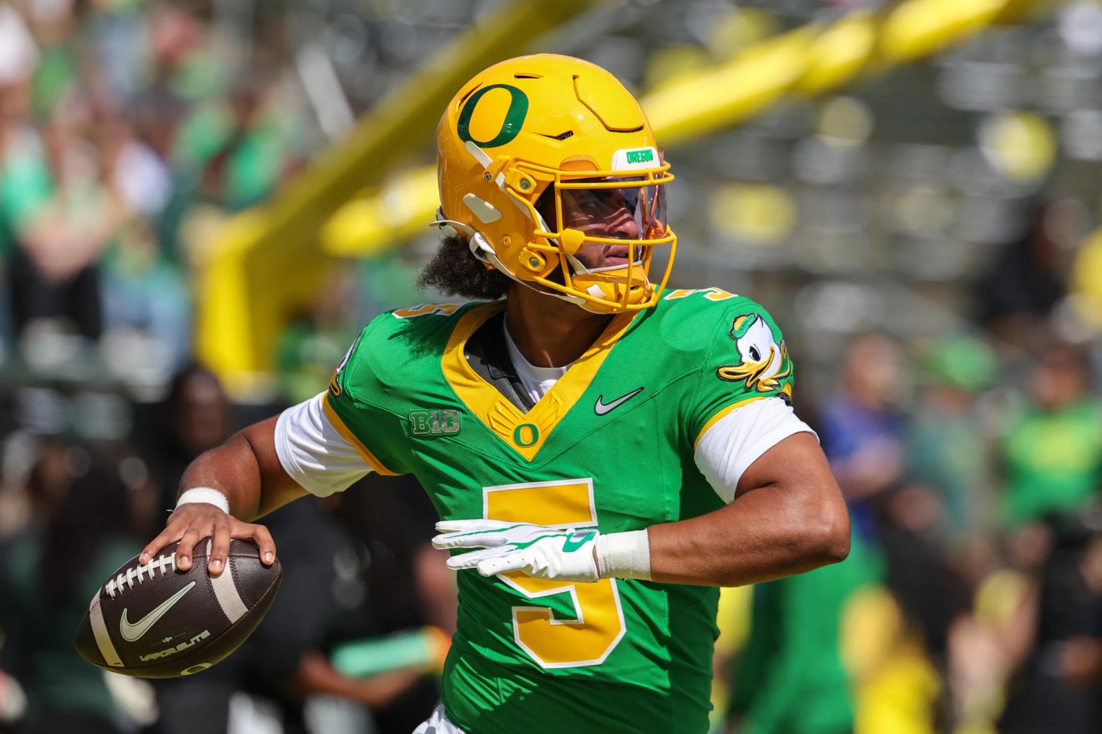 EUGENE, OR – 5 DE SEPTIEMBRE: Dante Moore # 5 de los Oregon Ducks se calienta antes de un partido entre la Universidad Estatal de Boise y la Universidad de Oregon en el estadio Autzen el 5 de septiembre de 2026 en Oregon, Oregon. (Imagen vía Al Cermeno/ISI Photo/ISI Photo Getty Images)