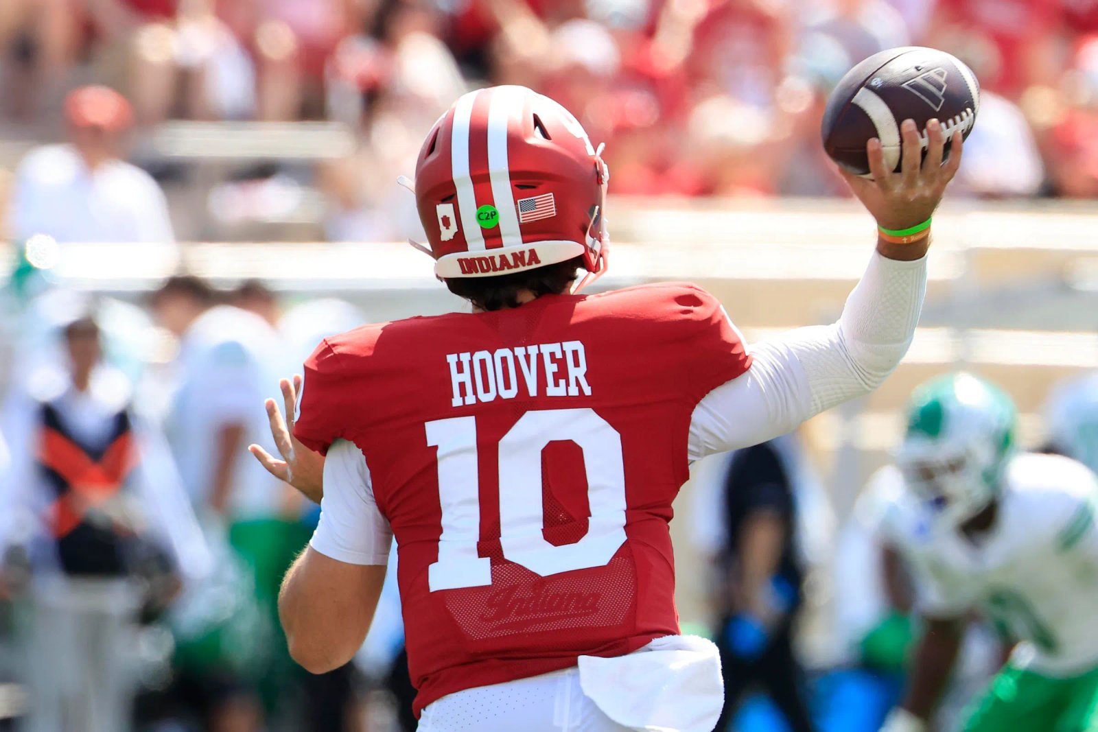 BLOOMINGTON, INDIANA – 5 DE SEPTIEMBRE: Josh Hoover # 10 de los Indiana Hoosiers lanza un pase en el segundo cuarto contra el North Texas Mean Green en el Memorial Stadium el 5 de septiembre de 2026 en Bloomington, Indiana. (Foto de Justin Casterline/Getty Images)