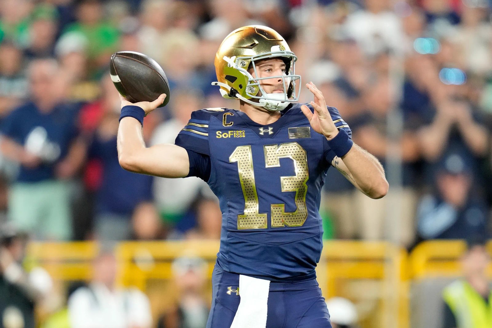 GREEN BAY, WISCONSIN - 6 DE SEPTIEMBRE: CJ Carr # 13 de Notre Dame Fighting Irish lanza un pase en el segundo cuarto contra los Wisconsin Badgers en Lambeau Field el 6 de septiembre de 2026 en Green Bay, Wisconsin. (Foto de John Fisher/Getty Images)
