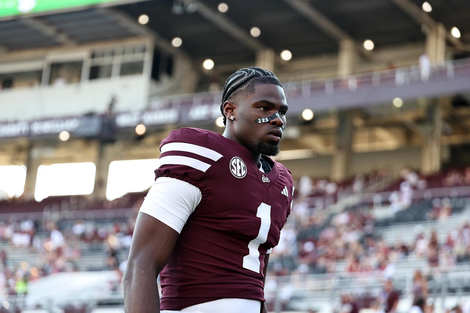 STARKVILLE, MISSISSIPPI - 5 DE SEPTIEMBRE: Kamario Taylor # 1 de los Bulldogs del estado de Mississippi se prepara antes del partido contra los ULM Warhawks en el estadio Davis Wade el 5 de septiembre de 2026 en Mississippi, Mississippi. (Foto de Justin Ford/Getty Images)