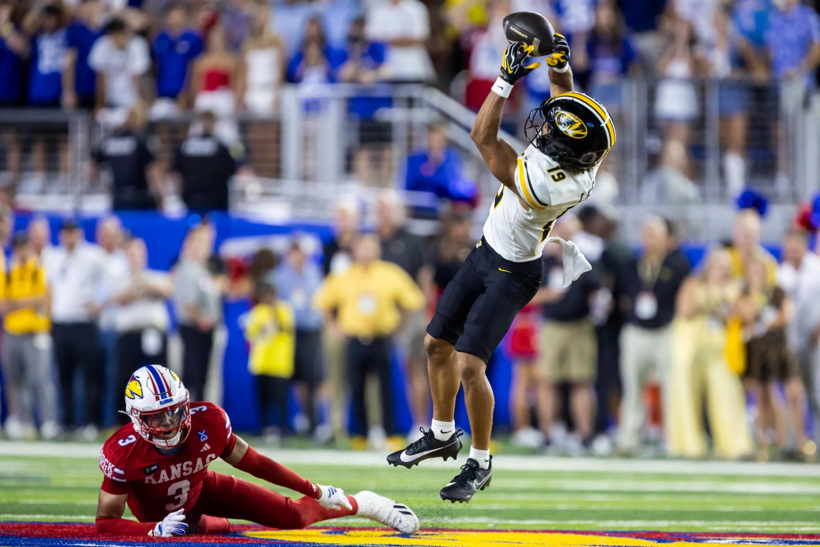 LAWRENCE, KS – 11 DE SEPTIEMBRE: El receptor de Missouri Kayden Lee (19) atrapa un pase más allá de un seguridad de Kansas derribado Corey Gordon (3) durante el juego entre los Kansas Jayhawks y los Missouri Tigers el viernes 11 de septiembre de 2026 en David Booth Sta Memorial, David KS Memorial. (Foto de Nick Trey. Smith/ICON Sportswear vía Getty Images)