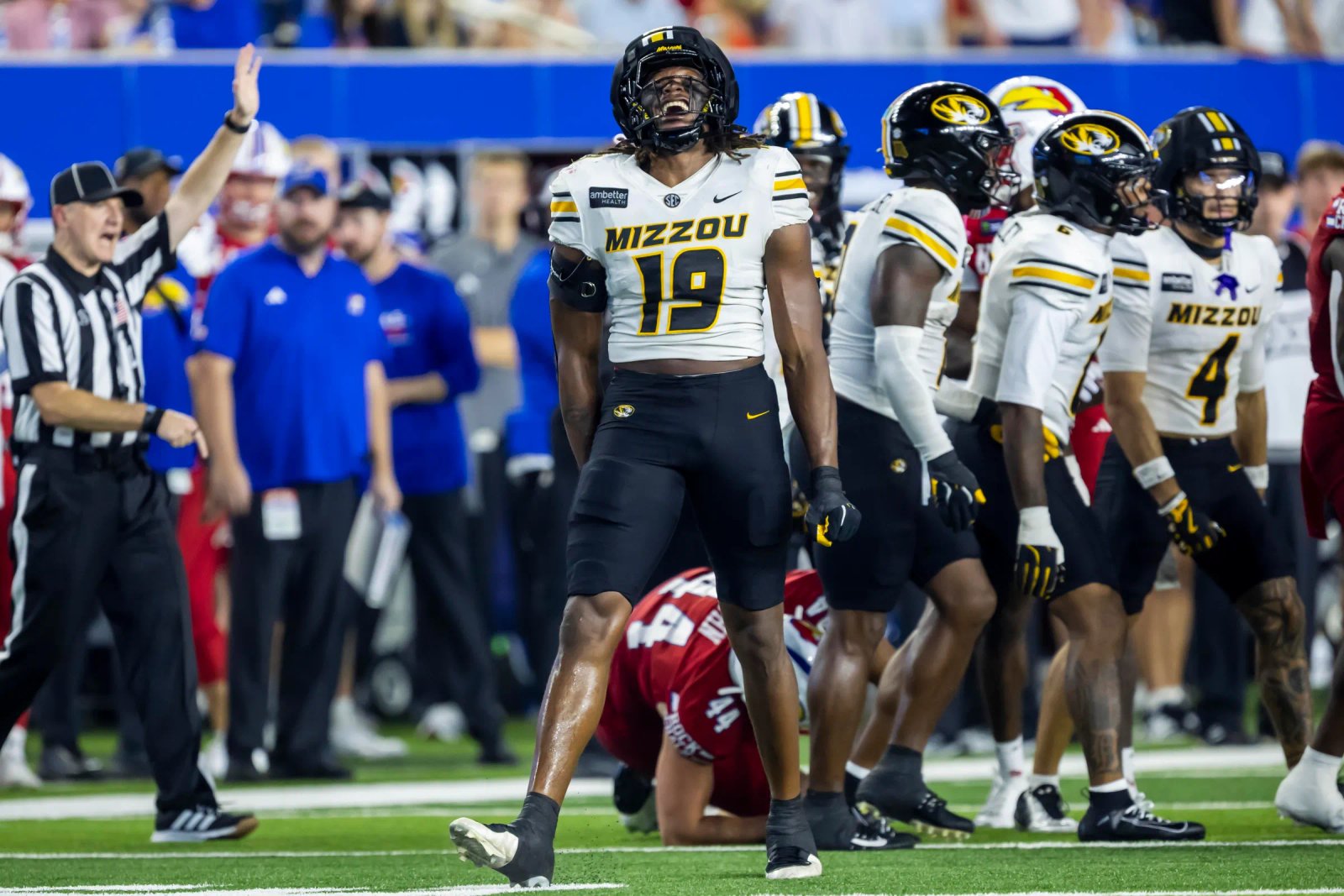 LAWRENCE, KS – 11 DE SEPTIEMBRE: El ala defensiva de Missouri Darris Smith (19) celebra una jugada durante el juego entre los Kansas Jayhawks y los Missouri Tigers el viernes 11 de septiembre de 2026 en el David Booth Memorial Stadium en Lawrence, KS. (Foto de Nick Trey. Smith/ICON Sportswear vía Getty Images)