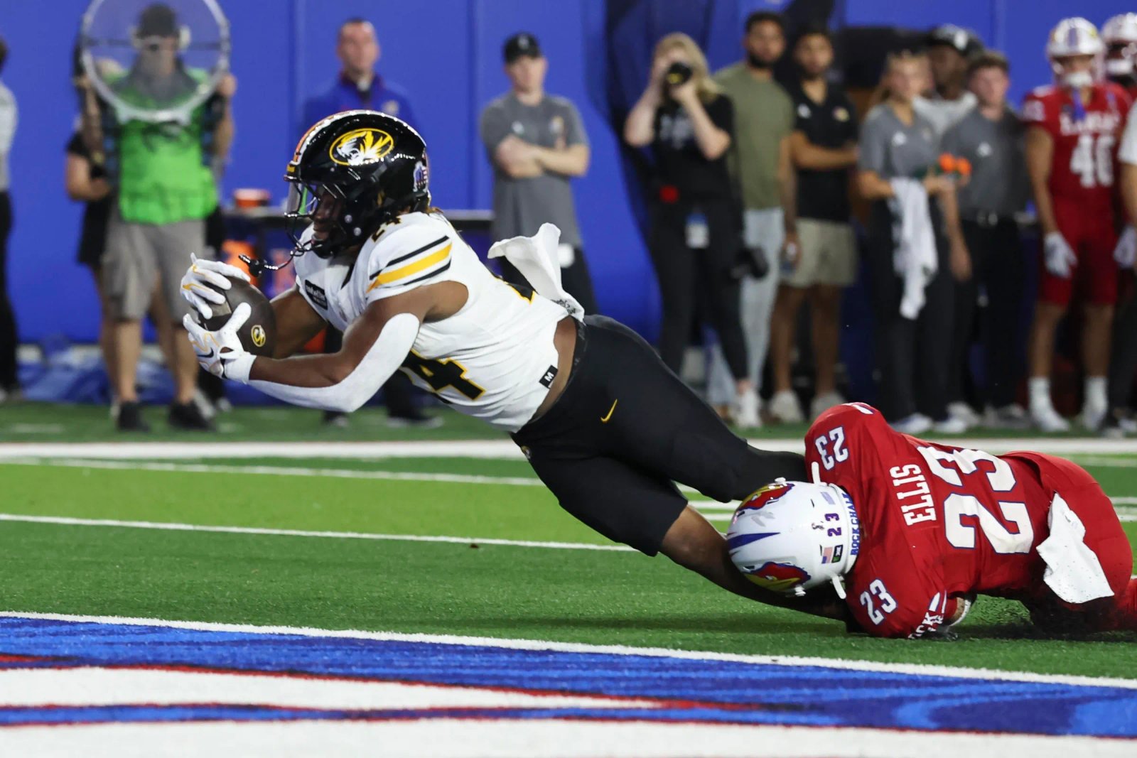 LAWRENCE, KS – 11 DE SEPTIEMBRE: Xai'shaun Edwards # 24 de los Tigres de Missouri corre hacia la zona de anotación para un touchdown de 10 yardas en el tercer cuarto de un partido de fútbol americano universitario entre los Tigres de Missouri y los Jayhawks de Kansas el 11 de septiembre de 2020 en Lawrence, Kansas. KS (Foto de Scott Winters/Icon Sportswear vía Getty Images)