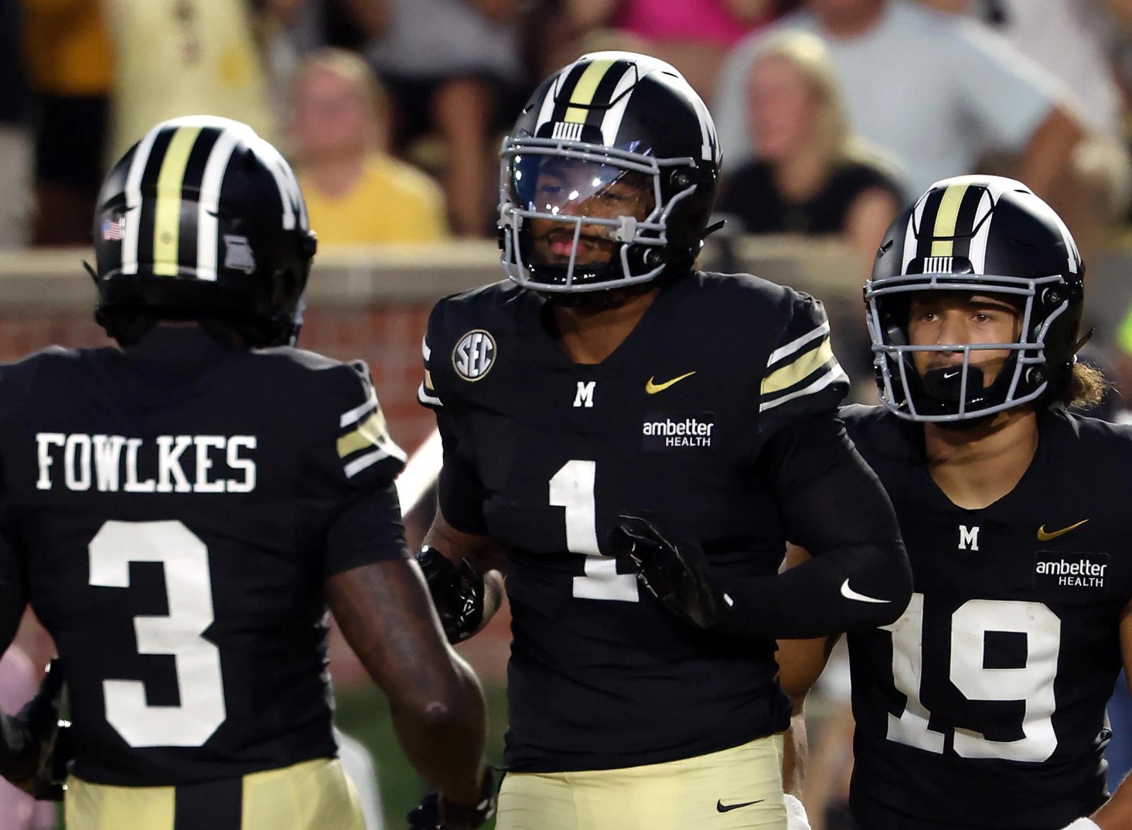 COLUMBIA, MISSOURI – 19 DE SEPTIEMBRE: El receptor abierto de los Missouri Tigers, Donovan Olugbode # 1, es felicitado por el receptor abierto Damarion Foulkes # 3 y el receptor abierto Kayden Lee # 19 después de un touchdown durante la primera mitad del juego contra los Troy Trojans en Faurot Field en septiembre de 2020 en Columbia, Missouri. (Foto de Jamie Squire/Getty Images)