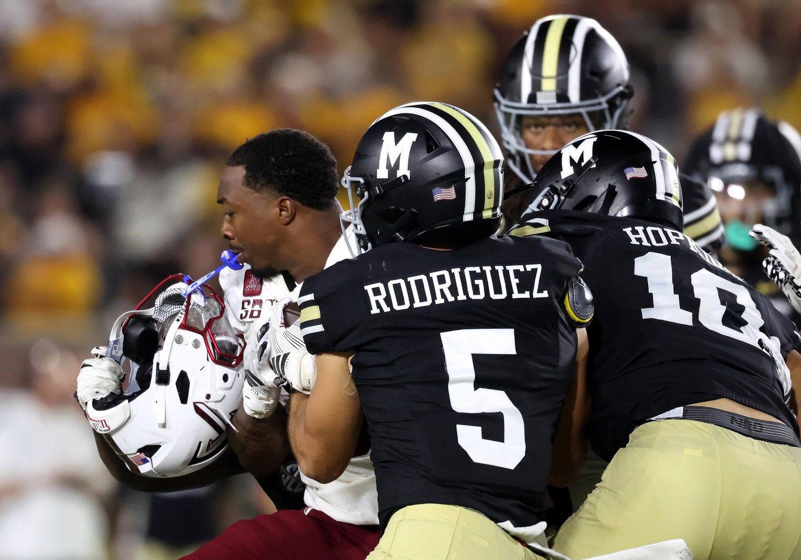 COLUMBIA, MISSOURI - 19 DE SEPTIEMBRE: El corredor Gavin Griffin #0 de los Troy Trojans pierde su casco cuando es abordado por Nicholas Rodríguez #5 y Dayden Hopkins #10 de los Tigres de Missouri durante la segunda mitad del juego en Faurot Field el 29 de septiembre de 2019. Columbia, Missouri. (Foto de Jamie Squire/Getty Images)