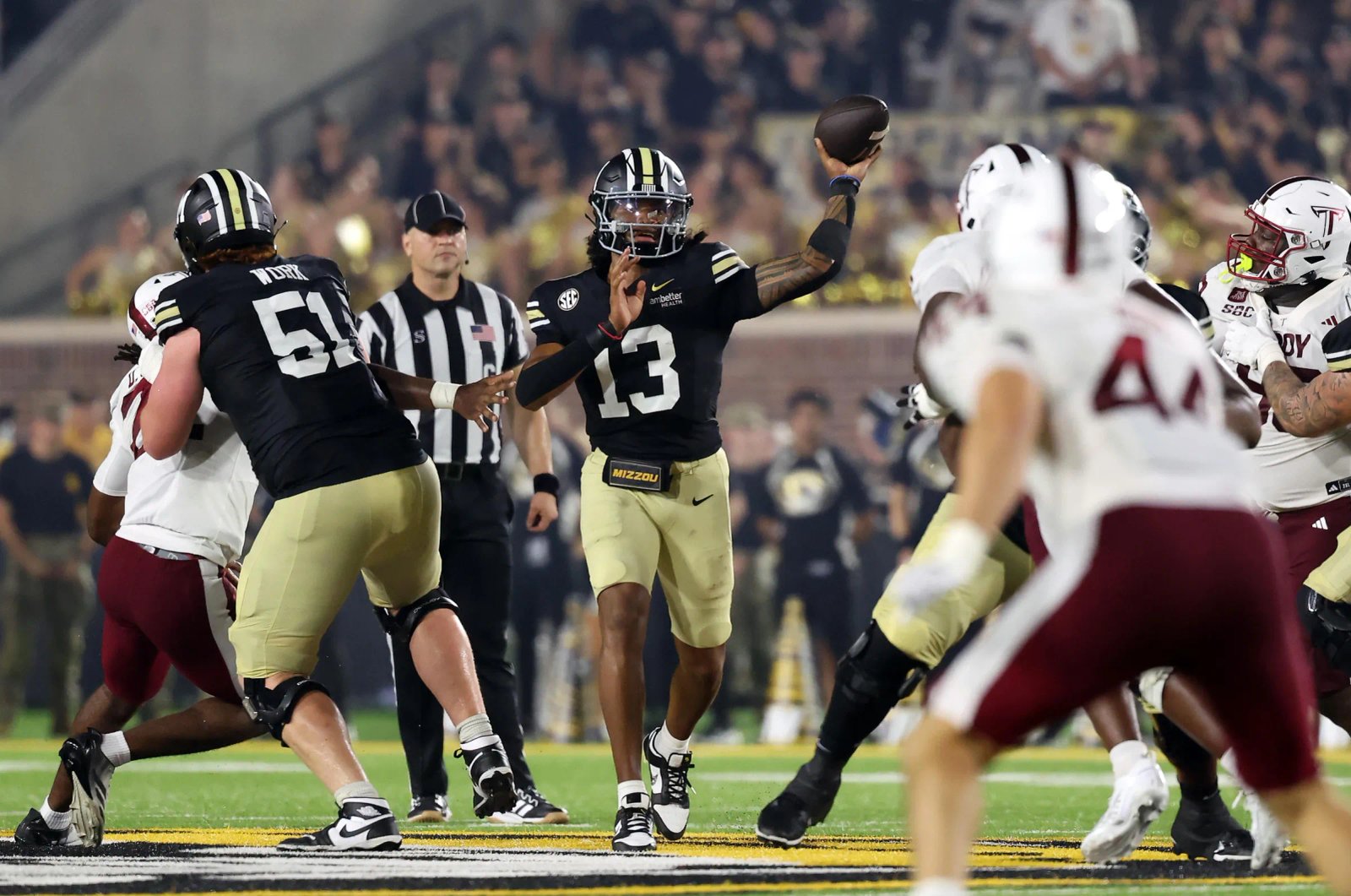 COLUMBIA, MISSOURI - 19 DE SEPTIEMBRE: El mariscal de campo de los Tigres de Missouri, Austin Simmons # 13, corre en la segunda mitad del juego contra los Troy Trojans el 19 de septiembre de 2026 en el Memorial Stadium. (Foto de Jamie Squire/Getty Images)