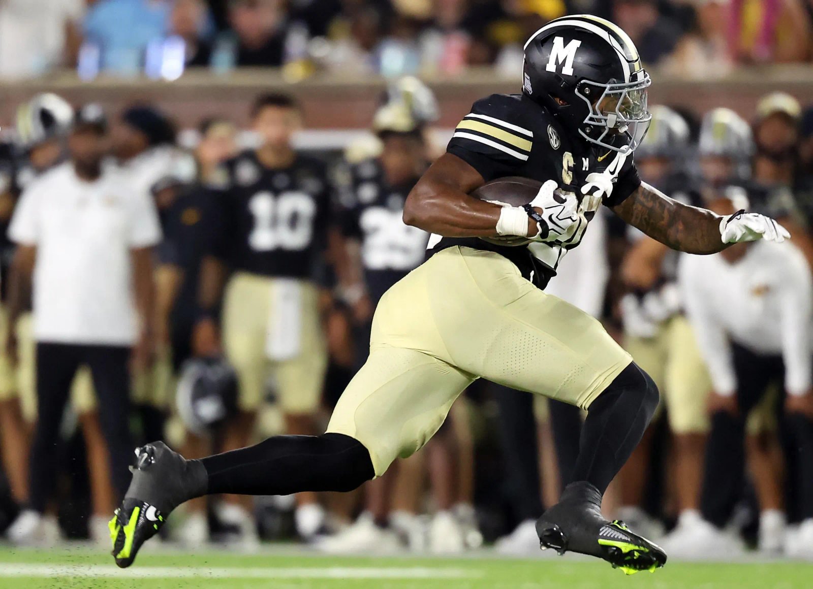 COLUMBIA, MISSOURI - 19 DE SEPTIEMBRE: Jamal Roberts # 20 de los Tigres de Missouri corre el balón durante el juego contra los Troy Trojans en Faurot Field en el Memorial Stadium el 19 de septiembre de 2026 en Columbia, Missouri. (Foto de Jamie Squire/Getty Images)