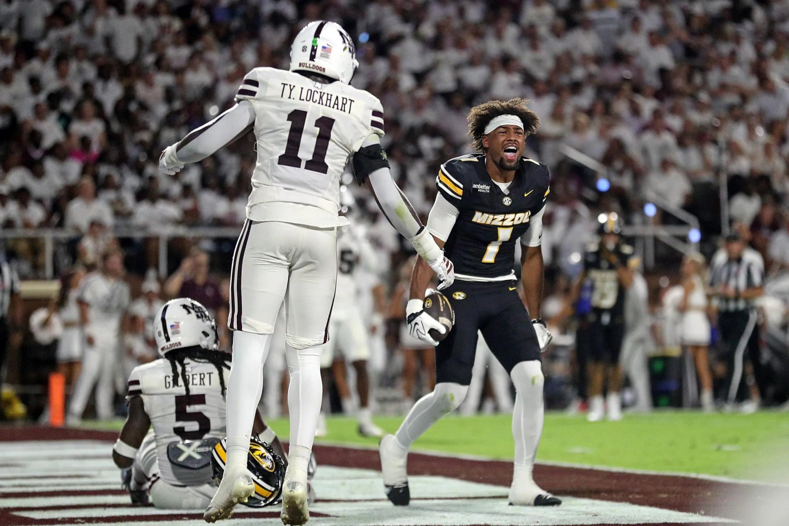 STARKVILLE, MISSISSIPPI – 26 DE SEPTIEMBRE: Donovan Olugbode # 1 de los Tigres de Missouri reacciona después de anotar un touchdown en la primera mitad contra los Bulldogs del estado de Mississippi en el estadio Davis Wade el 26 de septiembre de 2026 en Starkville, Mississippi. (Foto de Justin Ford/Getty Images)