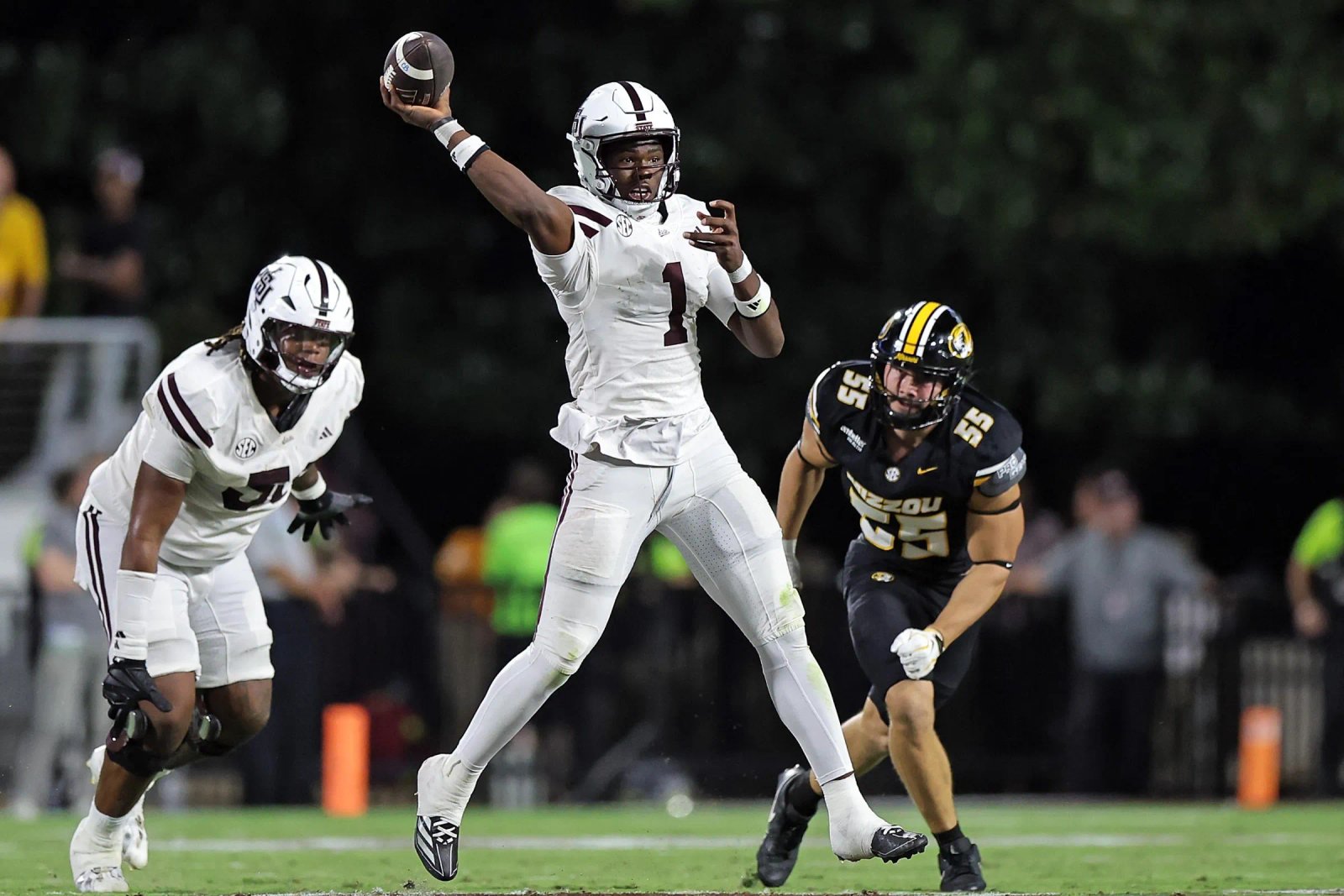 STARKVILLE, MISSISSIPPI – 26 DE SEPTIEMBRE: Kamario Taylor # 1 de los Bulldogs del estado de Mississippi busca pasar en la segunda mitad contra los Tigres de Missouri en el estadio Davis Wade el 26 de septiembre de 2026 en Starkville, Mississippi. (Foto de Justin Ford/Getty Images)