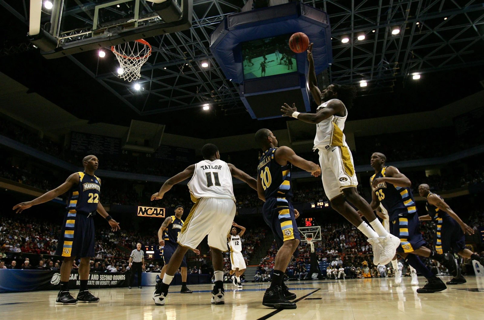 BOISE, ID - 22 DE MARZO: El delantero de los Tigres de Missouri, DeMarre Carroll # 1, dispara contra los Marquette Golden Eagles durante la segunda ronda del Torneo de baloncesto masculino de la División I de la NCAA en Taco Bell Arena el 22 de marzo de 2009 en Boise, Idaho. (Foto de Jade Jacobson/Getty Images)