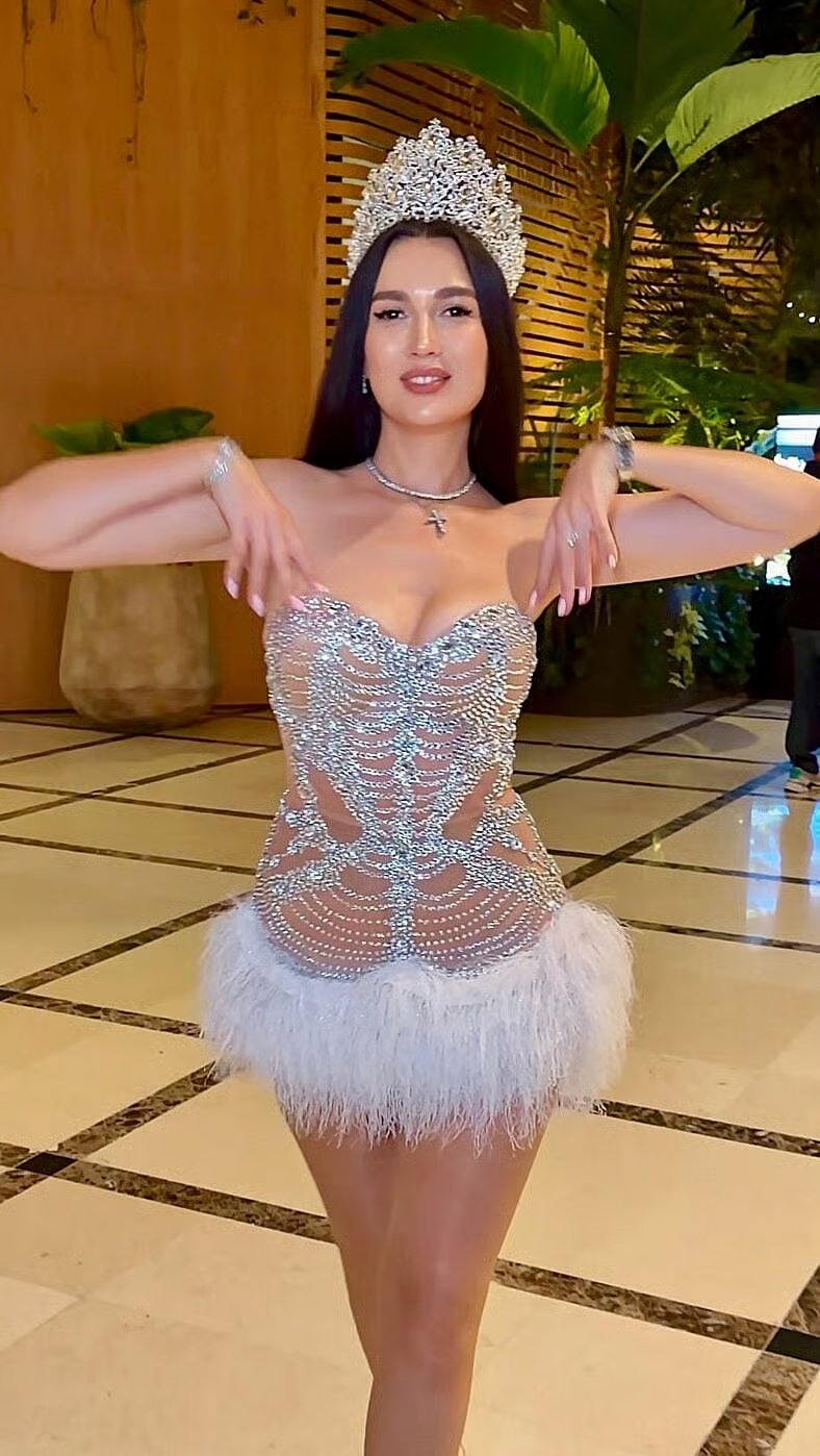 La Sra. Internacional Internacional de Ucrania, Irina Pesmertna, encanta el Gran Cordón en un evento exclusivo en Santa Mónica