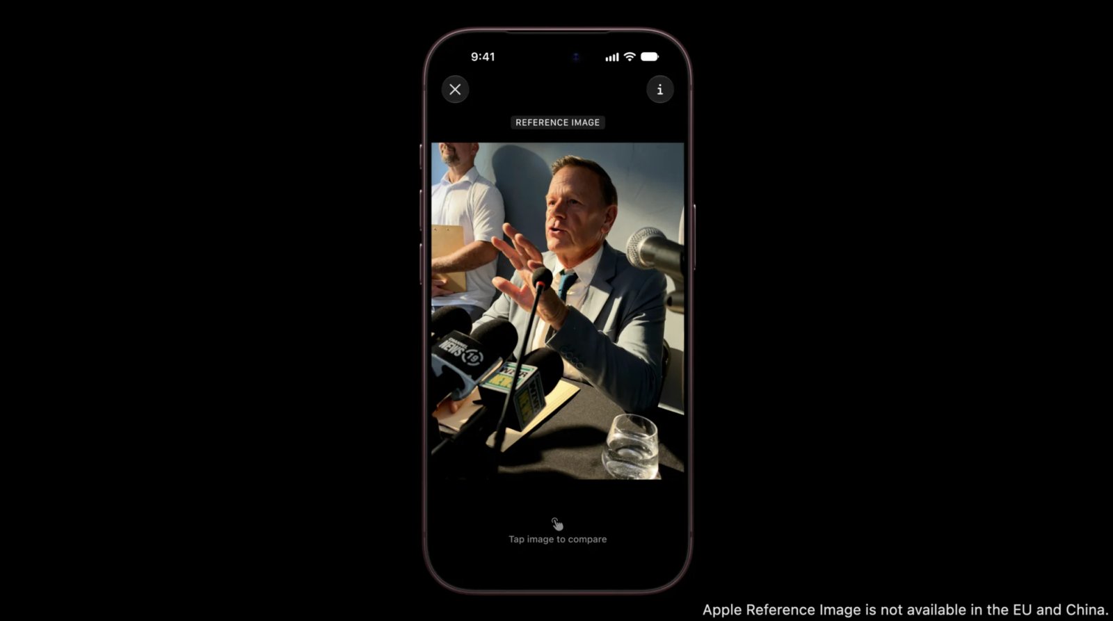 Hombre tomando fotos desde la perspectiva de la cámara del iPhone