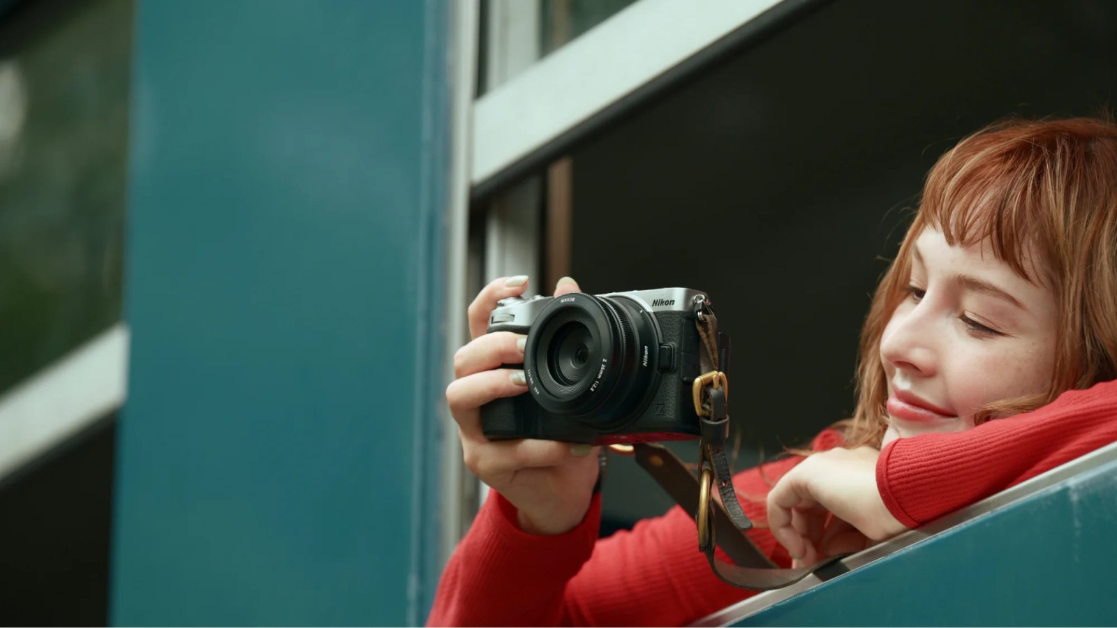 Una mujer sostiene una Nikon Z5IIC.