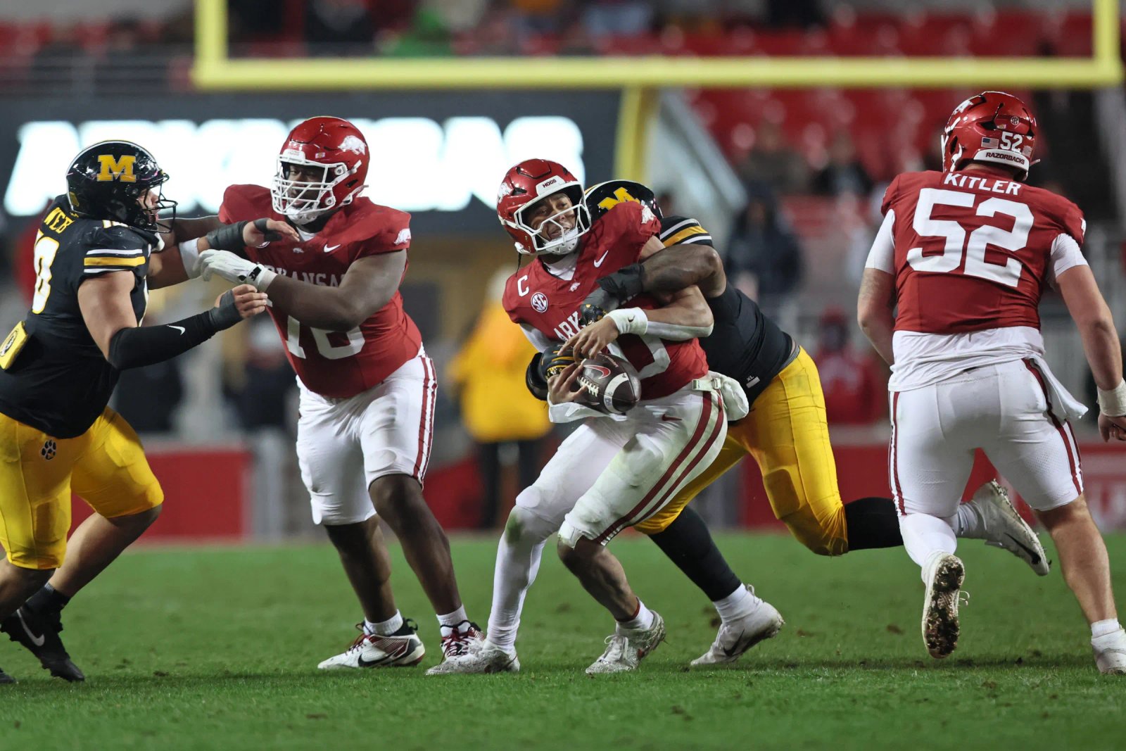 29 de noviembre de 2025; Fayetteville, Arkansas, Estados Unidos; El mariscal de campo de Arkansas Razorbacks Talen Green (10) es saqueado por el equipo defensivo de Missouri Tigers Chris McClellan (7) durante el cuarto cuarto en el estadio Donald W. Reynolds Razorback. Misuri ganó 31-17. Crédito obligatorio: Imágenes de Nelson Chenault-Imagn