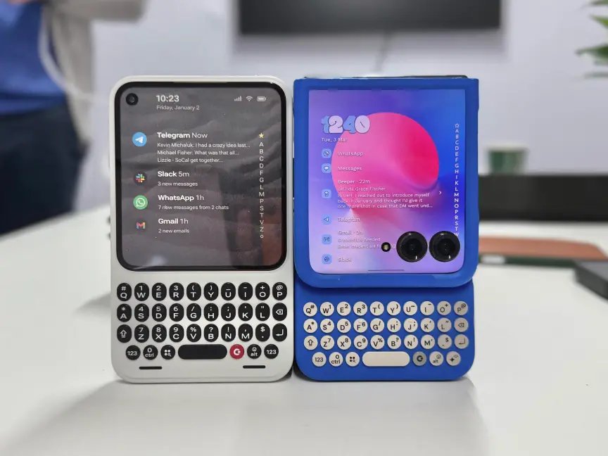 Clicks Communicator en funda con teclado Clicks junto al Motorola Razr