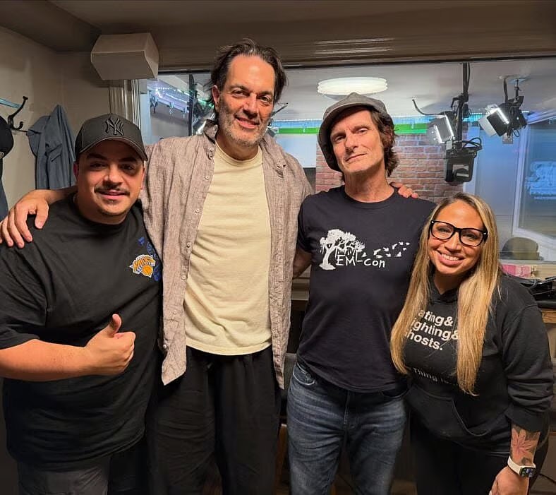 El programa de SDR alcanzó el top 20 en la lista de comedia de iHeartRadio y obtuvo un lugar en la página principal del sitio.