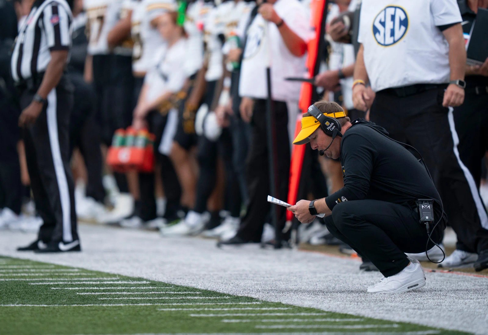 El entrenador de Missouri, Eli Drinkwitz, estudia su hoja de juego durante el partido contra Vanderbilt el sábado 25 de octubre de 2025 en el estadio FirstBank de Nashville, Tennessee.