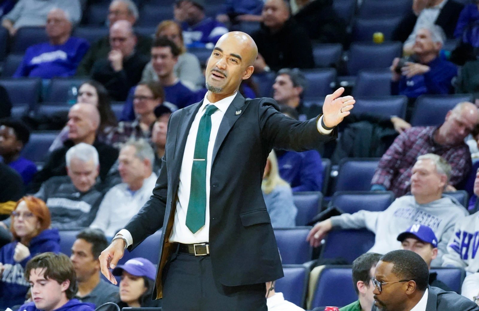 10 de noviembre de 2025; Evanston, Illinois, Estados Unidos; Rob Summers, entrenador principal de Cleveland State Vikings, hace señales a su equipo durante la primera mitad contra los Northwestern Wildcats en Welsh-Ryan Arena. Crédito obligatorio: David Banks-Imagn Images