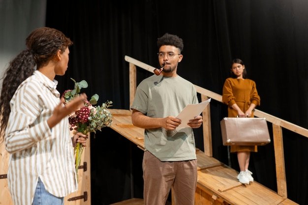 Fuente: https://img.freepik.com/free-photo/students-rehashing-theatre-class_23-2150960327.jpg?t=st=17412 35226~exp=1741238826~hmac=4746fca1bc6d1831b678d26df31b7f8e744fe3909529dc01a1cec444a5bc8201&w=1800