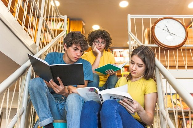 Estudiar en la era digital: impacto en los estudiantes de secundaria l Fuente: https://img.freepik.com/free-photo/teenagers-sitting-steps-studying_23-2147864045.jpg?t=st=17229 26347~exp=1722929947~hmac=9459e3de3d1f1cc171839b50f6a88ca2b1c84464aa893bfca62fe0d1dc4b1cd4&w=900