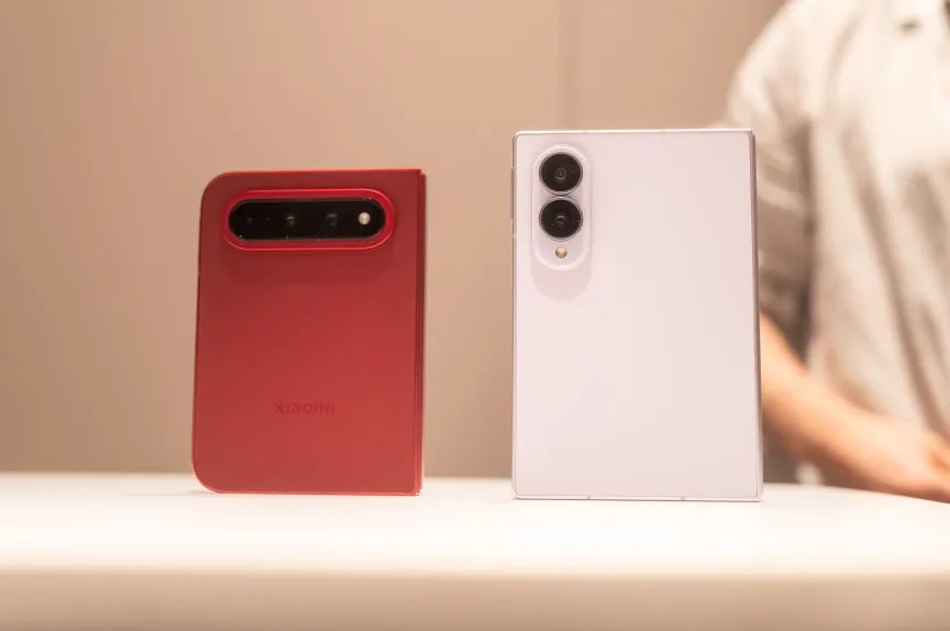 Junto al teléfono plegable Xiaomi y al teléfono plegable Samsung.