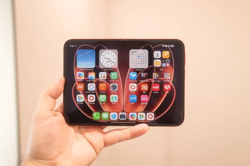 Imagen de un teléfono plegable abierto
