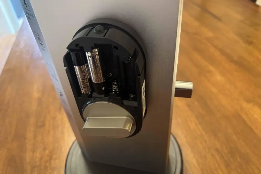 La cerradura inteligente muestra una parte interior donde la batería está parcialmente instalada.