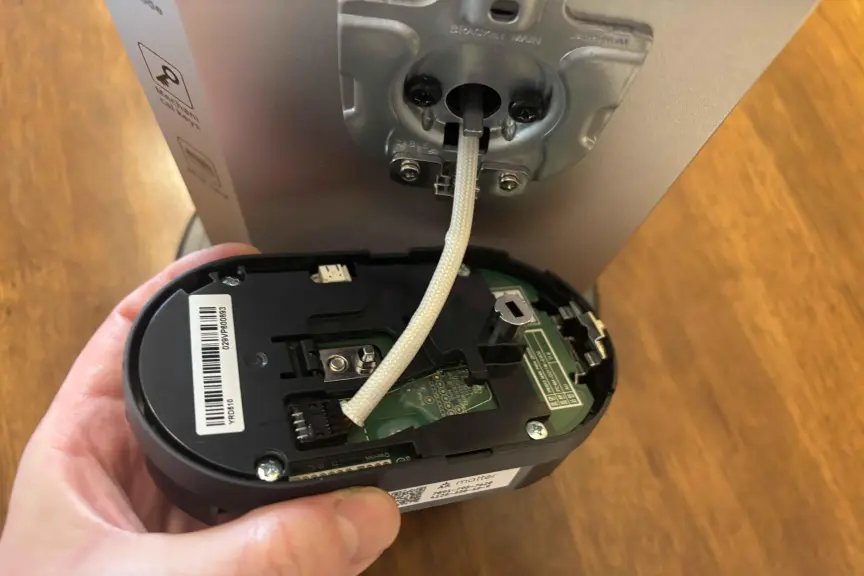 La cerradura inteligente de Yale muestra cables conectados a la unidad de batería.