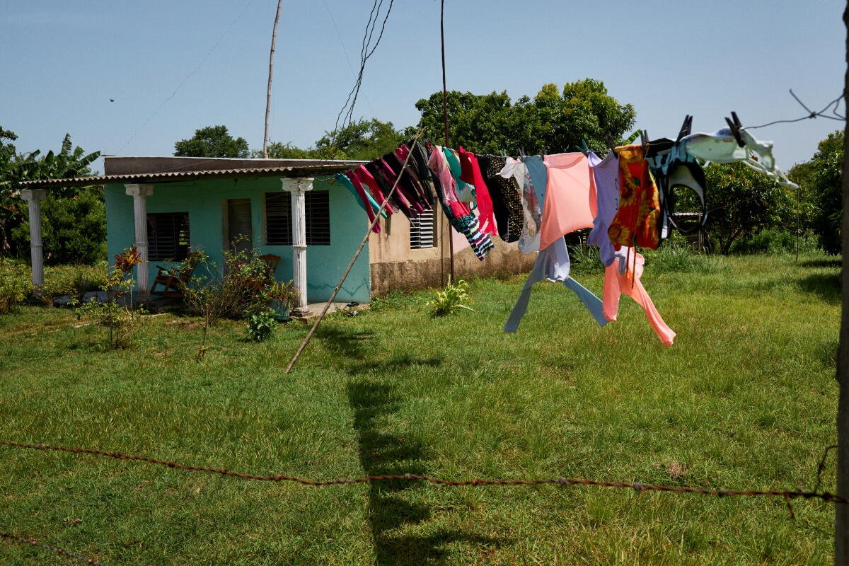 Secando ropa al aire libre a lo largo de una carretera del norte de Cuba.