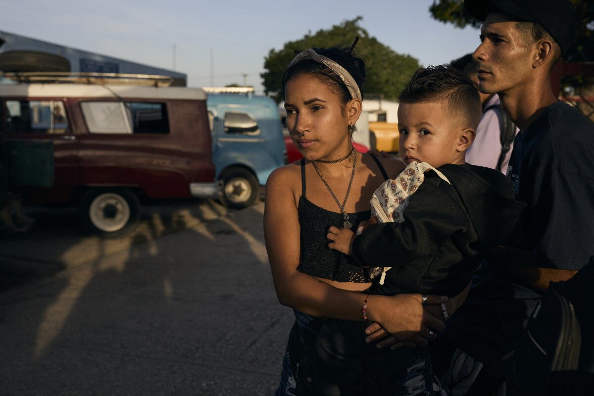 Elianet Cabrera Ramírez, de 21 años, esperaba un taxi en Holguín junto a sus hijos Alan Manuel, de 2 años, y Marlon Antonio Jara, de 23.