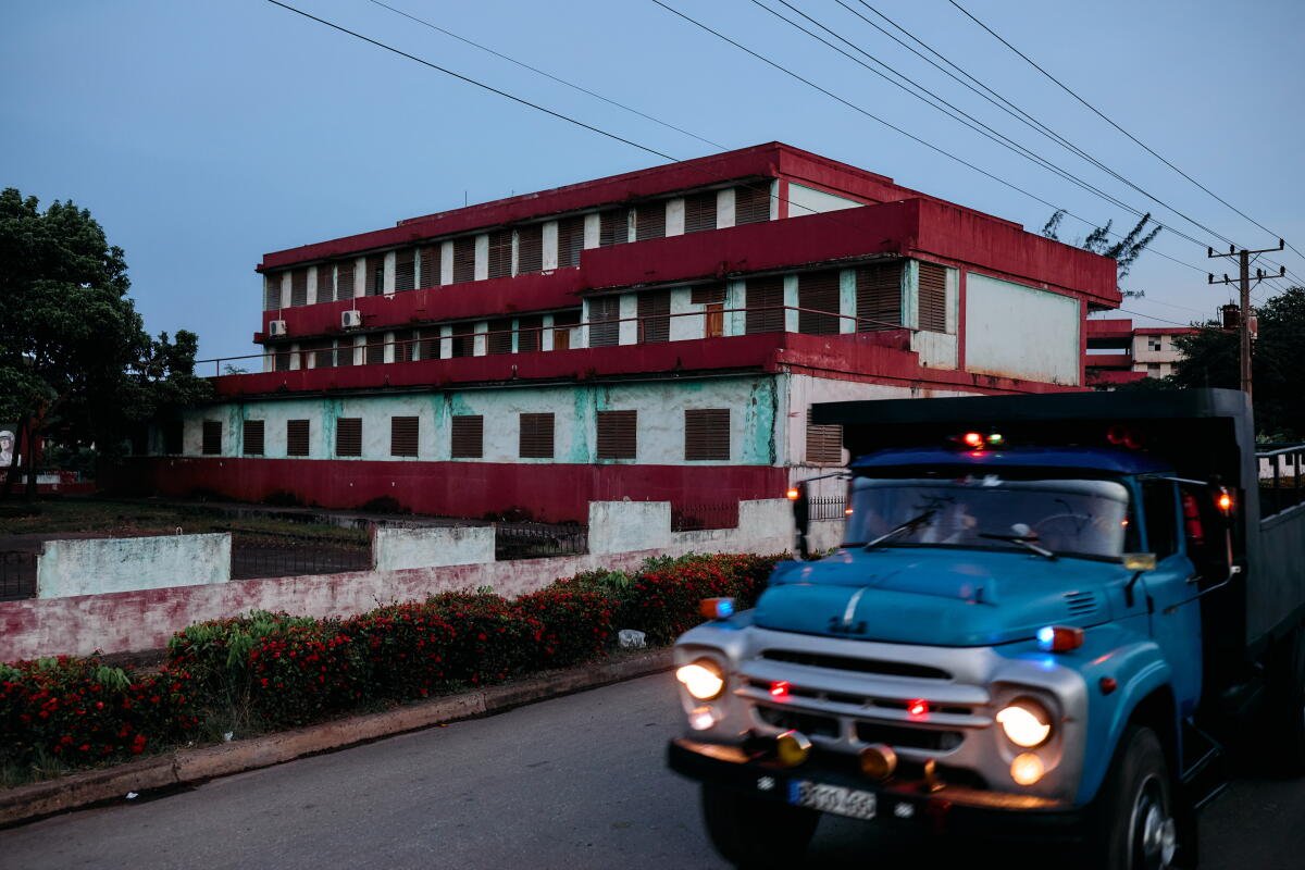 Un camión pasa junto a edificios de estilo soviético en Moa, una ciudad industrial en la costa noreste de Cuba.