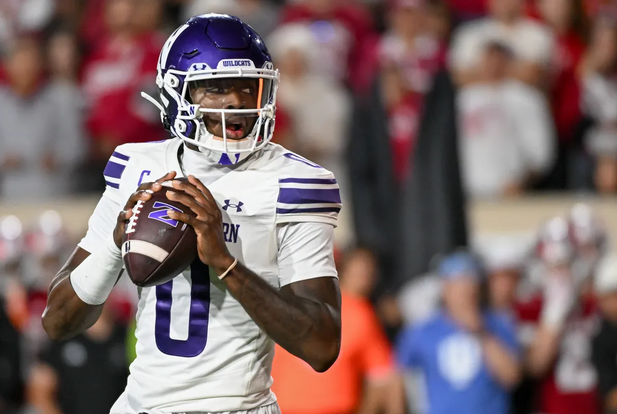25 de septiembre de 2026; Bloomington, Indiana, Estados Unidos; El mariscal de campo de Northwestern Wildcats Aidan Chiles (0) busca lanzar un pase contra los Hoosiers de Indiana durante la segunda mitad en Merchants Bank Field en el Memorial Stadium. Crédito obligatorio: Imagen de Robert Goddin-Imagon