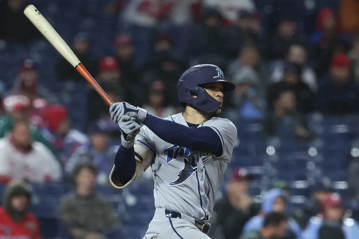 26 de septiembre de 2026; Filadelfia, Pensilvania, Estados Unidos; El jardinero derecho de Tampa Bay Rays, Victor Mesa Jr. (25), golpea un doble RBI durante la sexta entrada contra los Filis de Filadelfia en Citizens Bank Park. Crédito obligatorio: Bill Streicher-Imagn Images