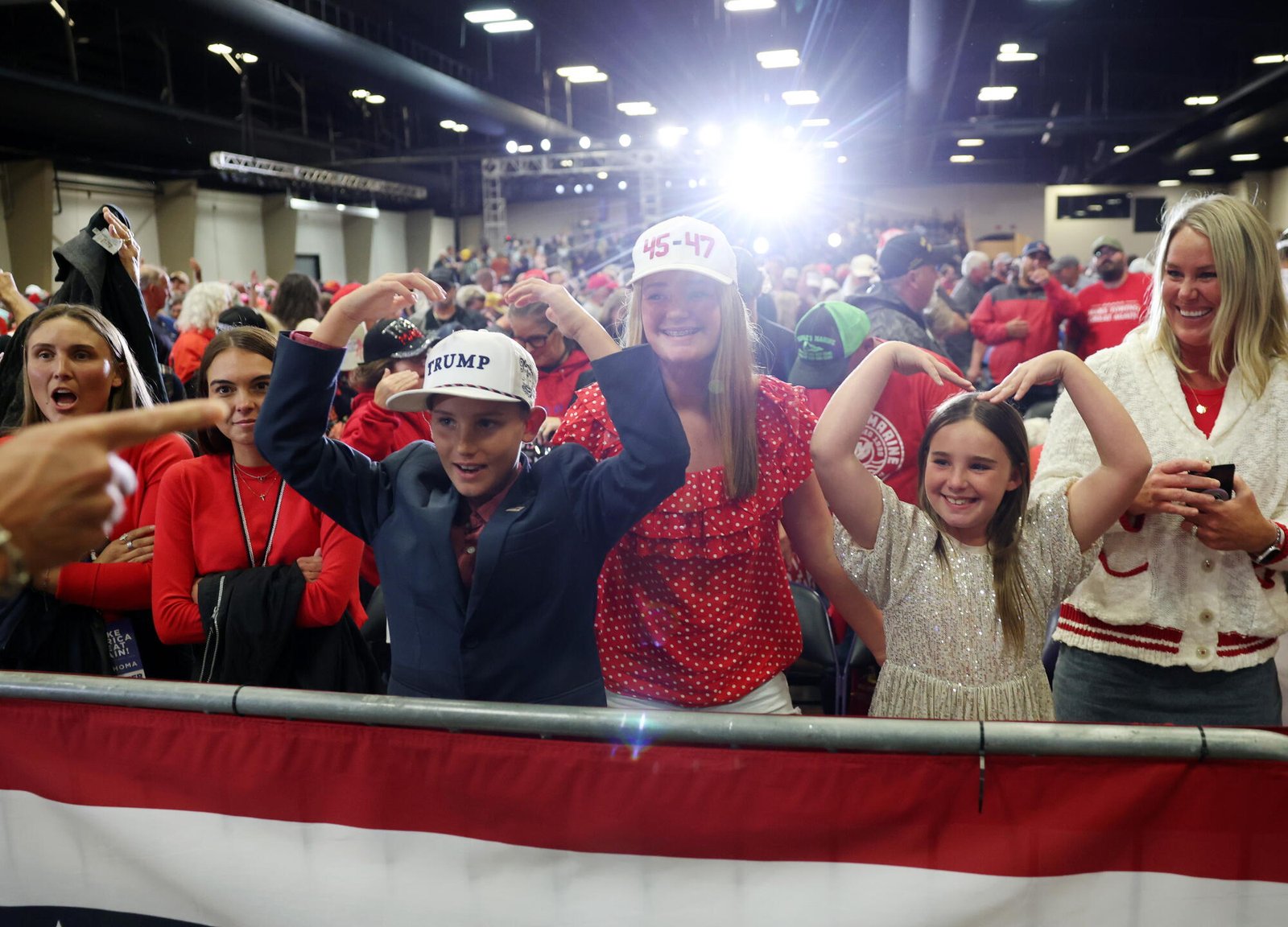 Gesto de partidarios después de que el presidente Trump hablara durante un mitin de campaña.