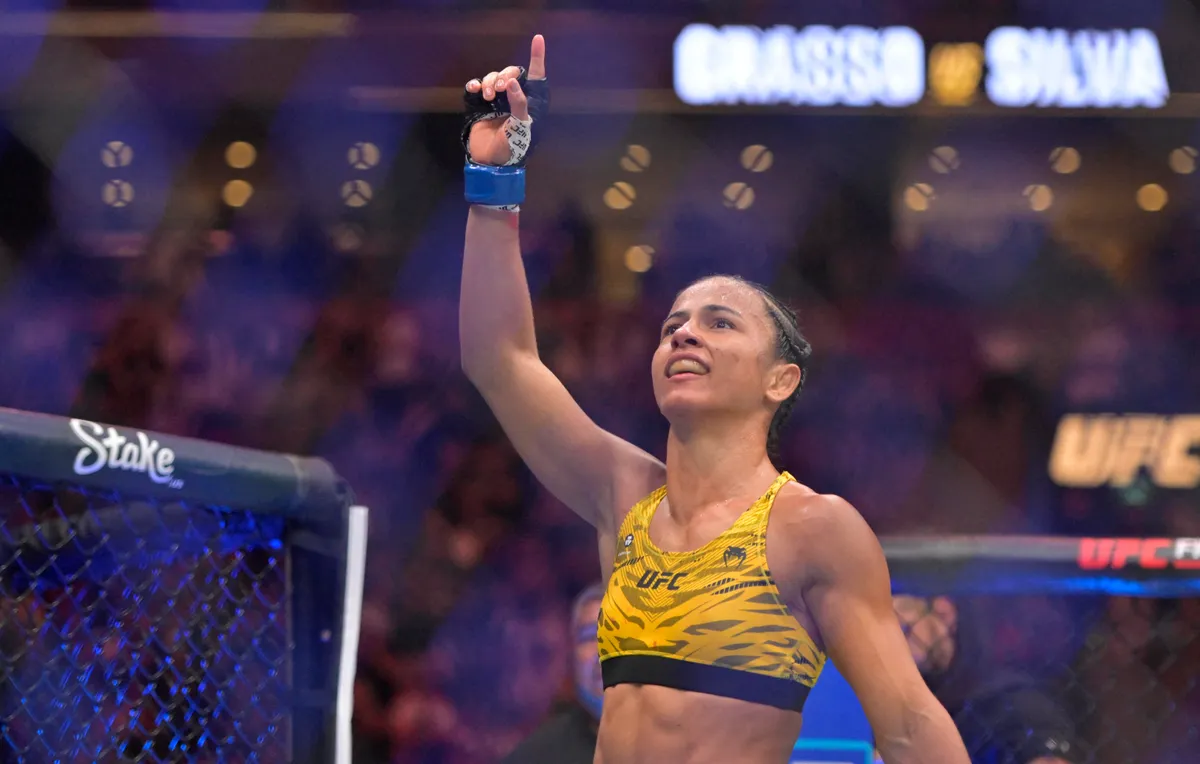 10 de mayo de 2025; Montreal, Quebec, Canadá; Natalya Silva (guantes azules) reacciona después de derrotar a Alexa Grasso (no en la foto) durante UFC 315 en el Bell Center. Crédito obligatorio: Imagen de Eric Bolte-Imagon